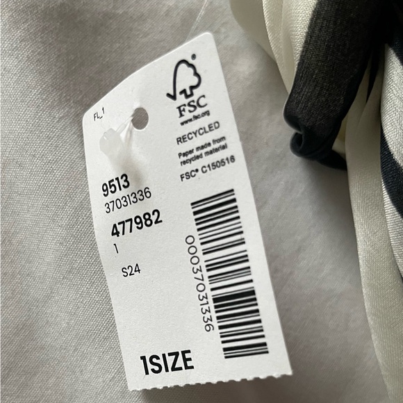 Reitmans 1 Size White and Black Striped Scarf - Picture 2 of 2